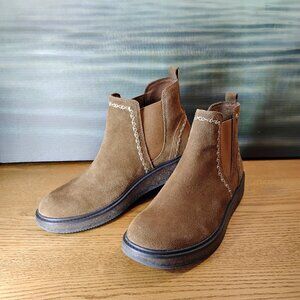 Earth Elements "Avens" Suede Ankle Booties EUC Size 10